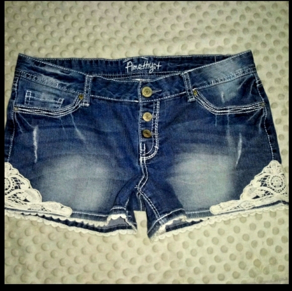 Amethyst Denim Shorts Size 11 Lace Hem Panel NWOT - Picture 2 of 10